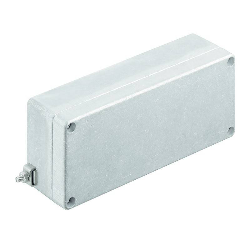 Silberne rechteckige Metallgehäuse mit einer Schraube in der unteren linken Ecke, entwickelt zur Aufnahme von elektronischen Komponenten.