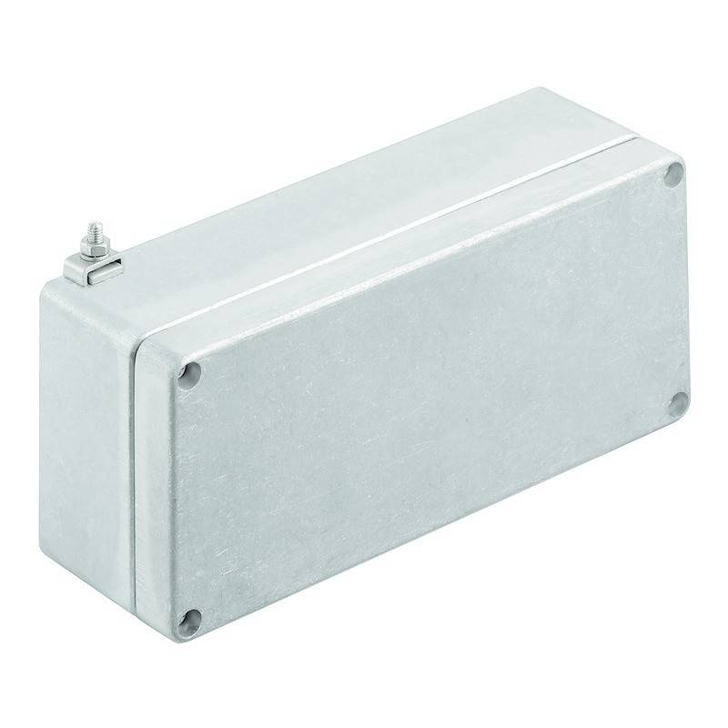 Eine rechteckige Metallhülle mit glatter Oberfläche und abgerundeten Ecken, die an einem Ende eine kleine Schraube aufweist.