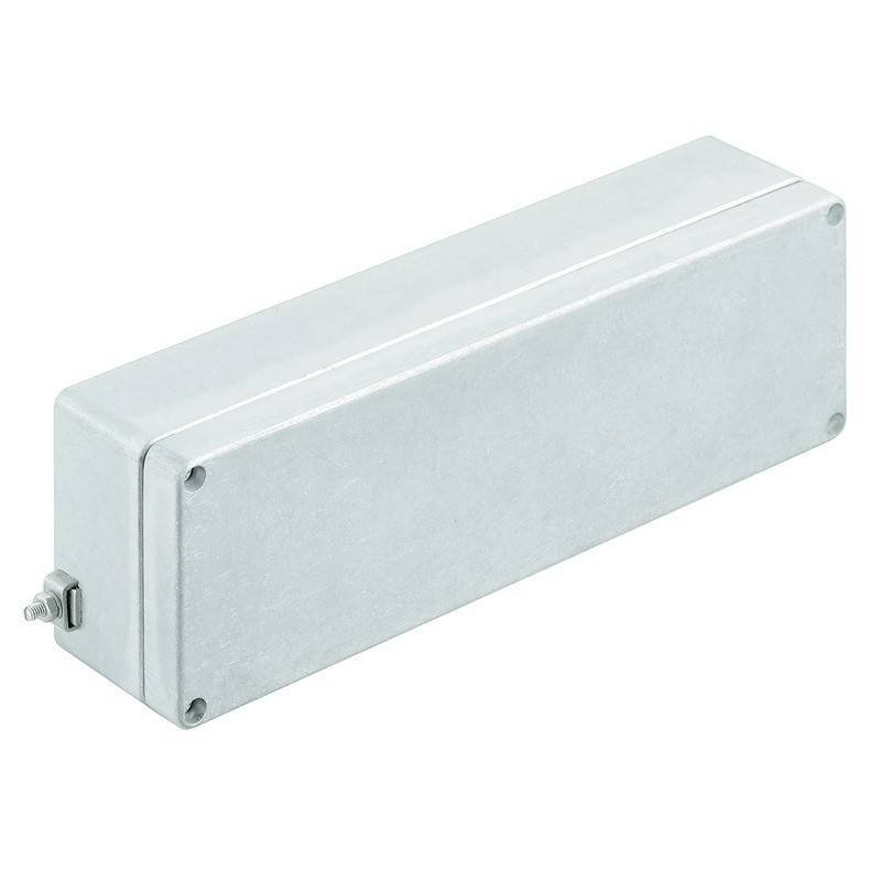 Ein rechteckiges metallisches Gehäuse mit einer glatten Oberfläche und einer kleinen hervorstehenden Komponente; möglicherweise eine industrielle oder elektronische Verkleidung.