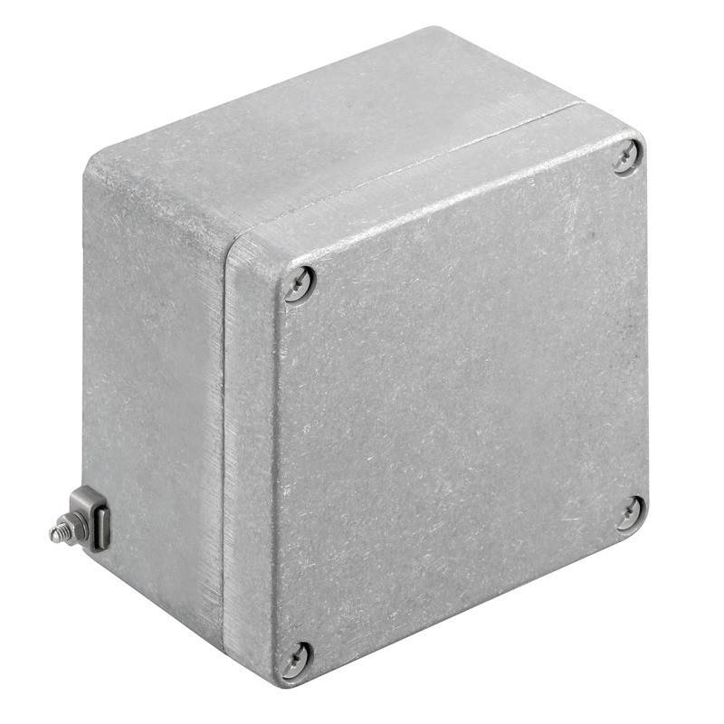 Eine kleine Metallverteilerdose mit schlichter Außenseite und vier Befestigungsschrauben an den Ecken, die für elektrische Verbindungen verwendet wird.
