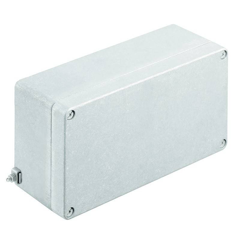Eine rechteckige Metallstromverteilerbox mit Silberfinish, ausgestattet mit vier Schraublöchern an jeder Ecke zur Befestigung.