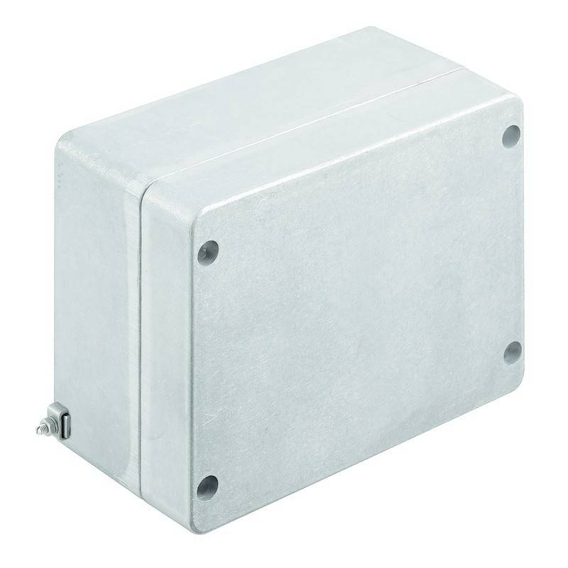 Eine Metallverteilerdose mit rechteckiger Form und gesichert mit vier Schrauben. Sie wird für elektrische Verbindungen und Schutz verwendet.