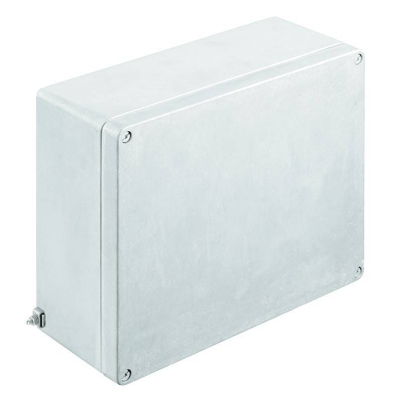 Eine rechteckige, metallische elektrische Einbaubox mit glatter Oberfläche und abgerundeten Kanten, ausgestattet mit vier sichtbaren Befestigungsschrauben.
