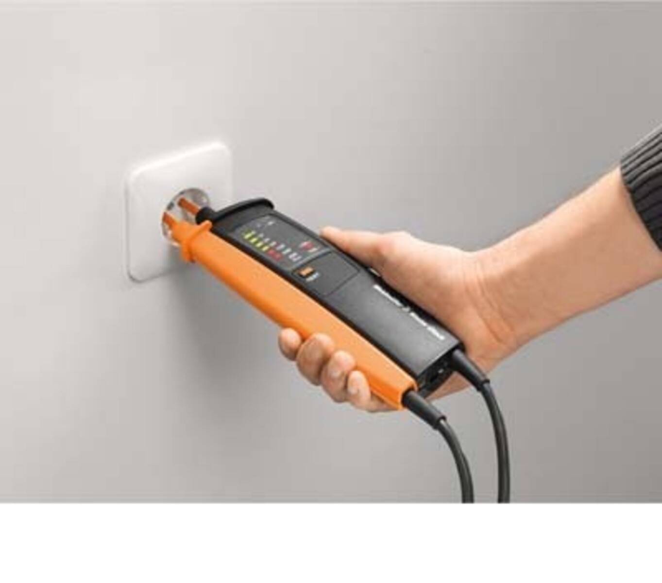 Eine Hand, die einen elektronischen Spannungsprüfer in der Nähe einer Steckdose hält, mit Leuchten, die den Stromstatus anzeigen, und die eine Sicherheitsprüfung demonstriert.