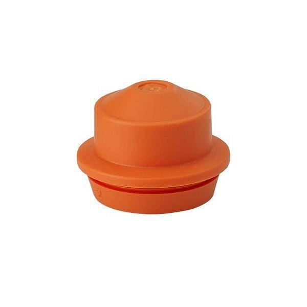Eine orangefarbene Plastikkappe mit einer flachen Oberseite und einem runden, leicht erhabenen Rand.