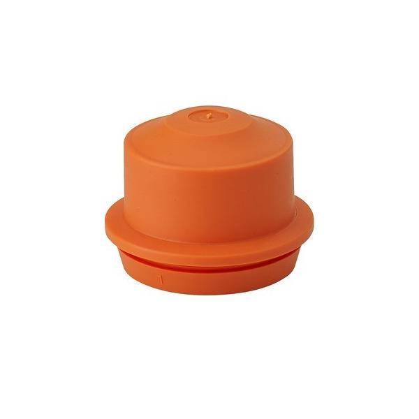 Ein einzelner orangefarbener Plastikdeckel auf weißem Hintergrund.