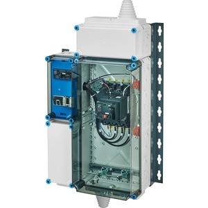 Elektrisches Gehäuse mit transparenter Frontabdeckung, die interne Komponenten und Verkabelung zeigt. Das Gehäuse verfügt über mehrere Eintrittspunkte.