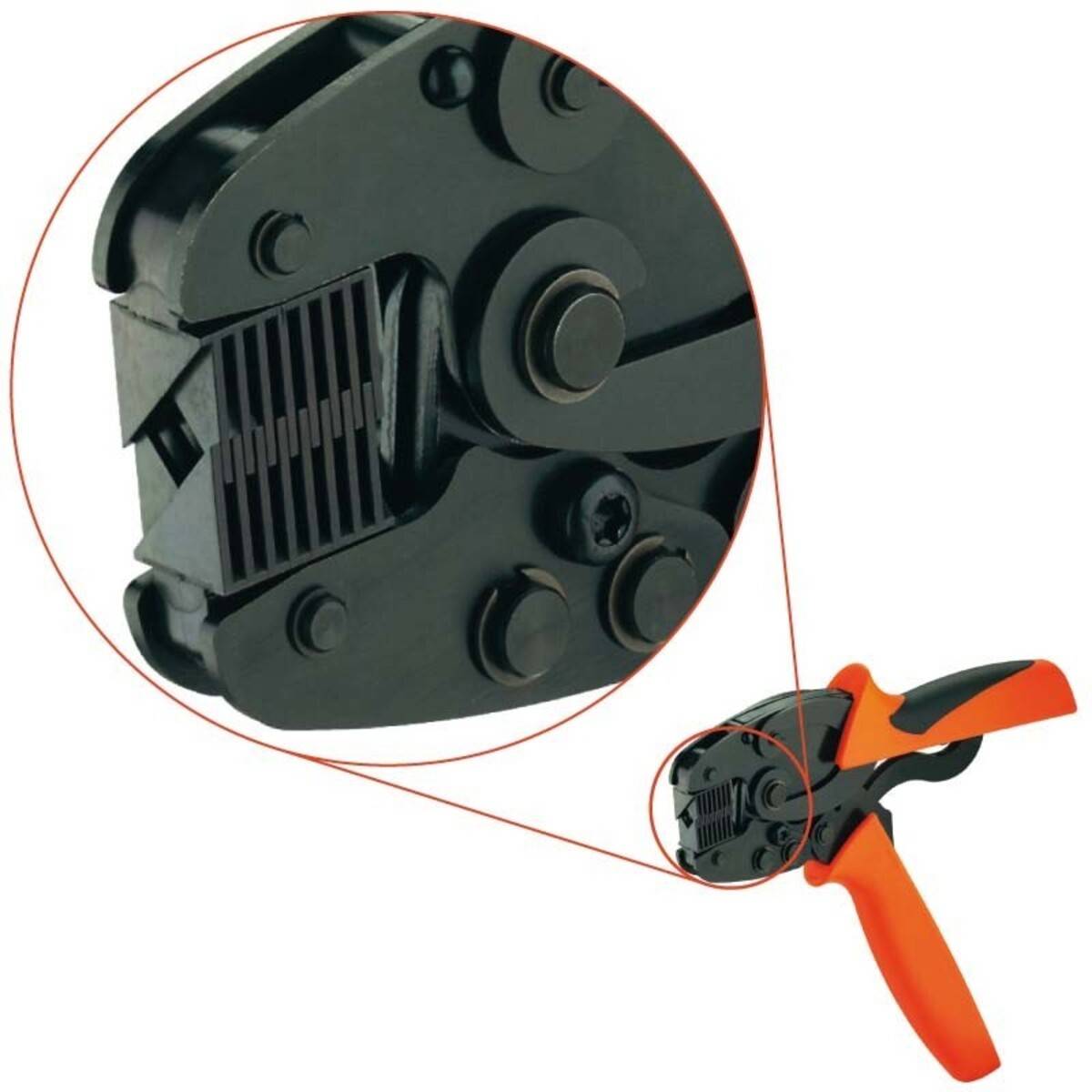 Eine Nahaufnahme einer Crimpzange mit schwarzen Greifbacken und orangefarbenen Griffen, die den strukturierten Innenbereich zum Sichern von Kabeln hervorhebt.