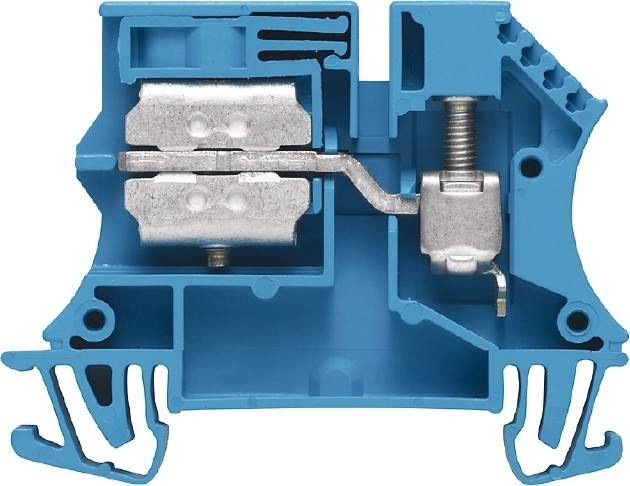 Ein blauer elektrischer Anschluss mit einem Metallklemmenmechanismus, der zum Sichern von elektrischen Leitungen an einem Klemmenblock-System verwendet wird.