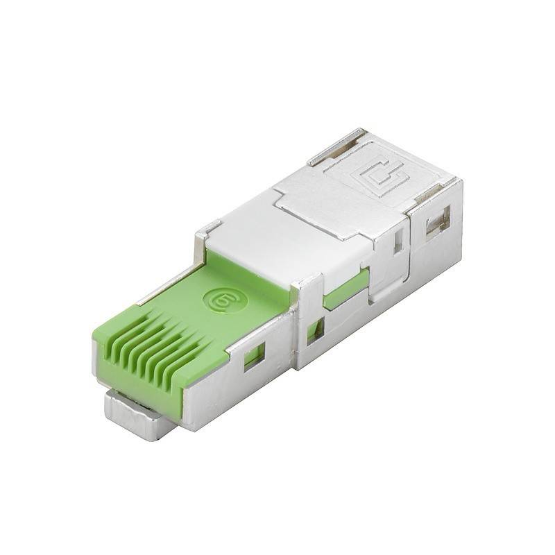 Ein Ethernet-Stecker mit einem metallischen Gehäuse und grünem Einsatz, der für Netzwerkkabelverbindungen verwendet wird.