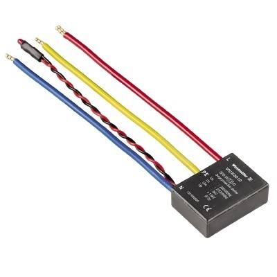 Eine kleine rechteckige elektrische Komponente mit roten, gelben, blauen und schwarzen Kabeln, die herausragen, wahrscheinlich ein Transformator oder ein Strommodul.