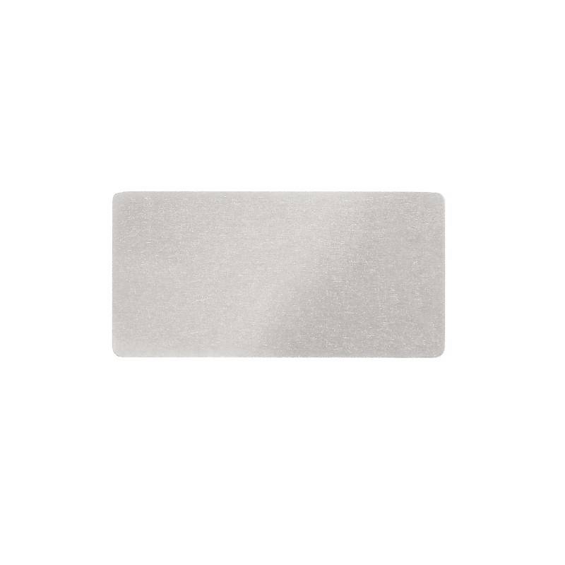 Eine weiße rechteckige Karte oder ein Blatt mit einer leichten Textur, das leer und merkmallos erscheint.