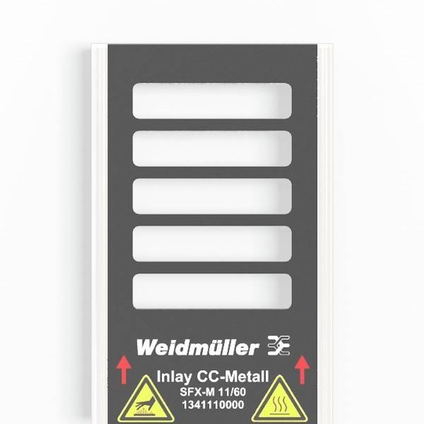 Ein rechteckiges Metallpanel mit horizontalen Schlitzen und der Aufschrift 'Weidmüller Inlay CC-Metall SFX-M 1/60 1341110000' darunter. Warnicons sind sichtbar.