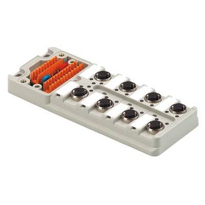 Ein rechteckiges elektronisches Modul mit acht schwarzen kreisförmigen Anschlüssen und einem orangefarbenen Fach mit Stiften, wahrscheinlich für industrielle Automatisierung verwendet.