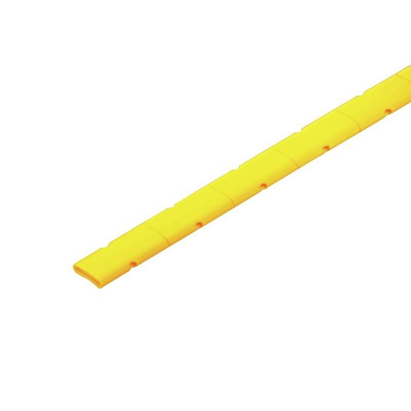 Ein gelber segmentierter Kabelschutz, der dazu dient, Kabel auf dem Boden abzudecken und zu schützen, mit einer glatten, leicht erhöhten Oberfläche.