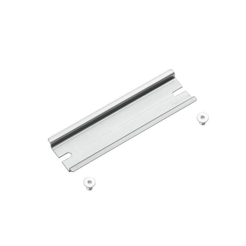 Metall-Regalkonsole mit zwei Schrauben, üblicherweise verwendet zum Befestigen von Regalen an Wänden, die ihr schlankes, minimalistisches Design zur Geltung bringt.