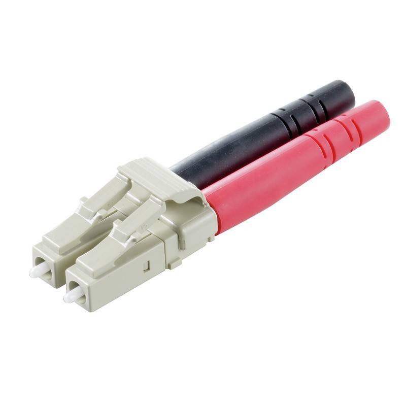 Zwei LC-Glasfaserverbinder, einer schwarz und einer rot, nebeneinander ausgerichtet, die Clips und Anschlüsse für die Datenübertragung zeigen.