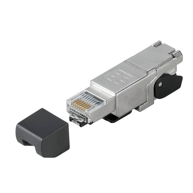 Ein RJ45-Ethernet-Stecker aus Metall mit einer abgenommenen schwarzen Schutzkappe, die daneben liegt.
