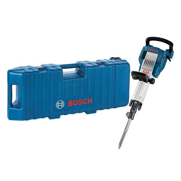 Ein Bosch-Abbruchhammer mit einem spitzen Meißel ist neben seinem blauen Transportkoffer zu sehen, wobei beide das Bosch-Branding tragen.