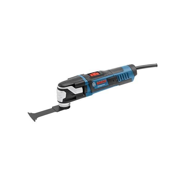 Ein elektrisches oszillierendes Multitool mit einem blau-schwarzen Griff, an dessen Ende ein Sägeblatt-Aufsatz angebracht ist und das zum Schneiden und Schleifen verwendet wird.
