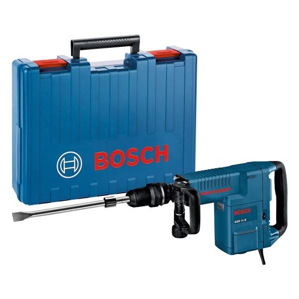 Ein Bosch-Abbruchhammer mit einem Flachmeißel wird neben einem blauen Transportkoffer mit dem roten Bosch-Logo gezeigt.