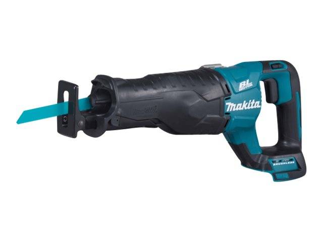 Makita-Akkureciprosäge mit befestigter Klinge, Seitenansicht auf weißem Hintergrund.