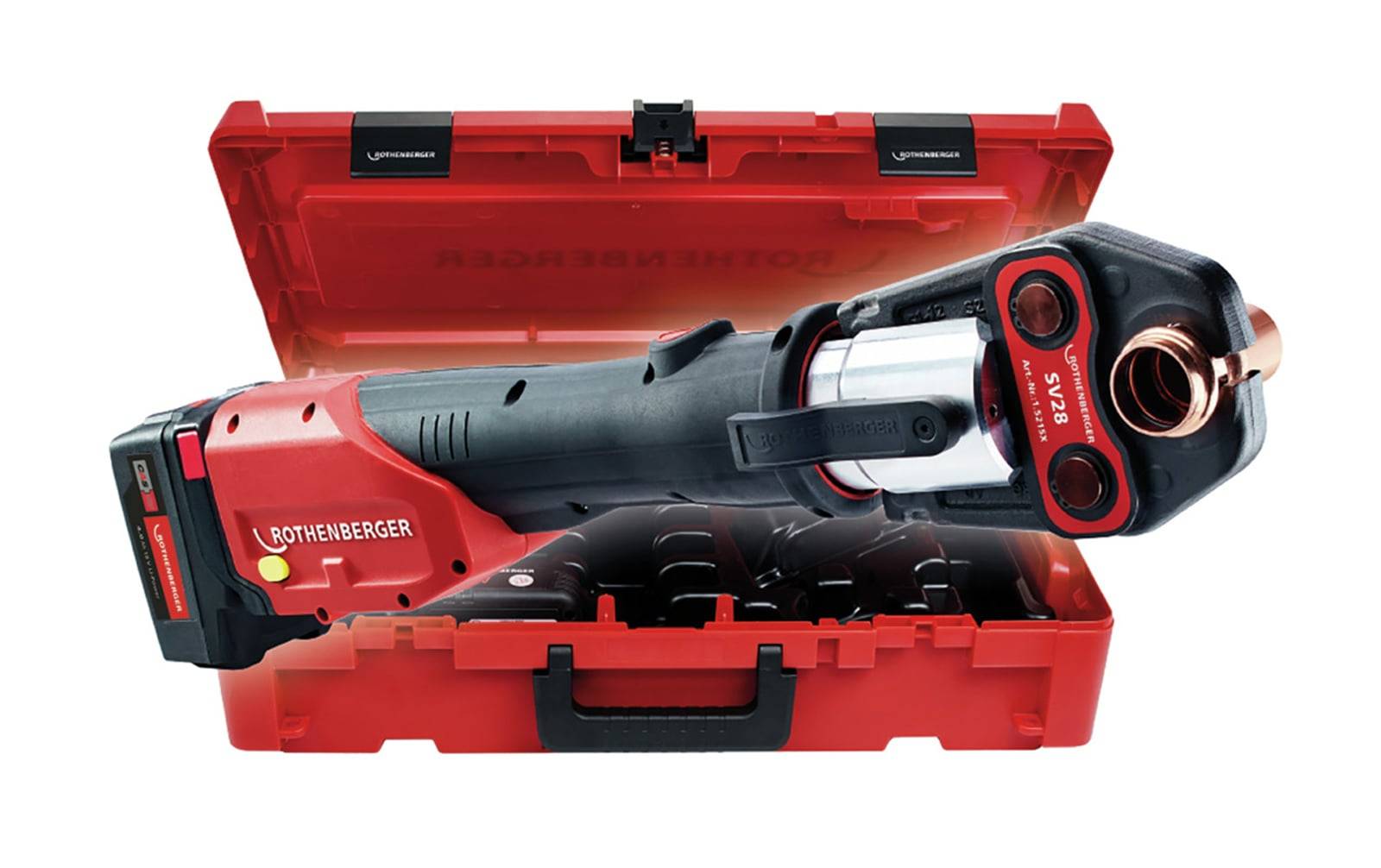 Ein rot-schwarzes mechanisches Werkzeug, möglicherweise ein Rohrabschneider oder Crimpzange, liegt auf einem passenden roten Transportkoffer mit Griff.