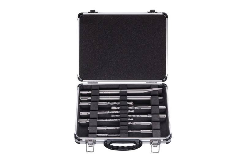 Eine Metallbox mit offenem Deckel zeigt einen Satz von neun Bohrern verschiedener Größen, die in einer Schaumstoffeinlage angeordnet sind.