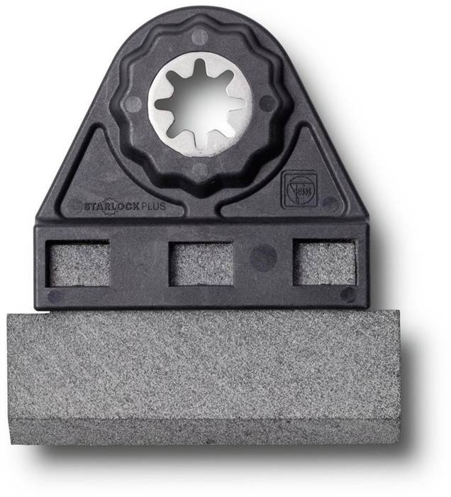 Black Starlock Plus Oszillationswerkzeug-Klingenaufsatz mit einer gezahnten Metallbuchse, die über einem rechteckigen Schleifblock befestigt ist.