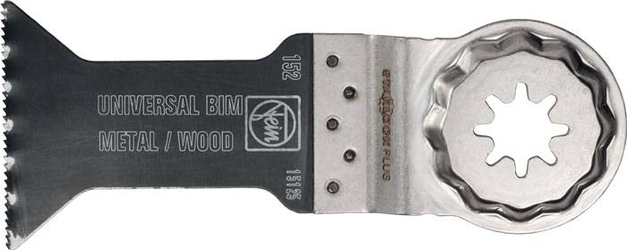 Nahaufnahme eines Metall-Sägeblatts für ein Werkzeug, das ein Markenlogo und Zahlen trägt, was darauf hindeutet, dass es zum Holzschneiden konzipiert ist.