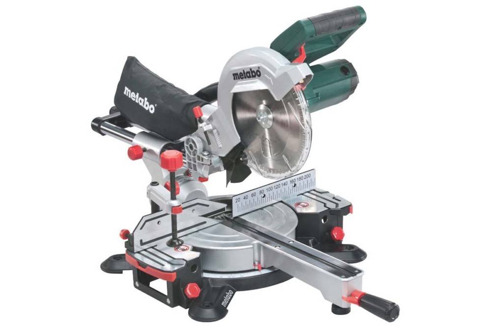 Eine Kapp-Gehrungssäge mit einer Kreissägeblatt und verstellbaren Winkeln, der Marke 'Metabo.' Sie verfügt über rote Einstellhebel und eine Gleitschiene.