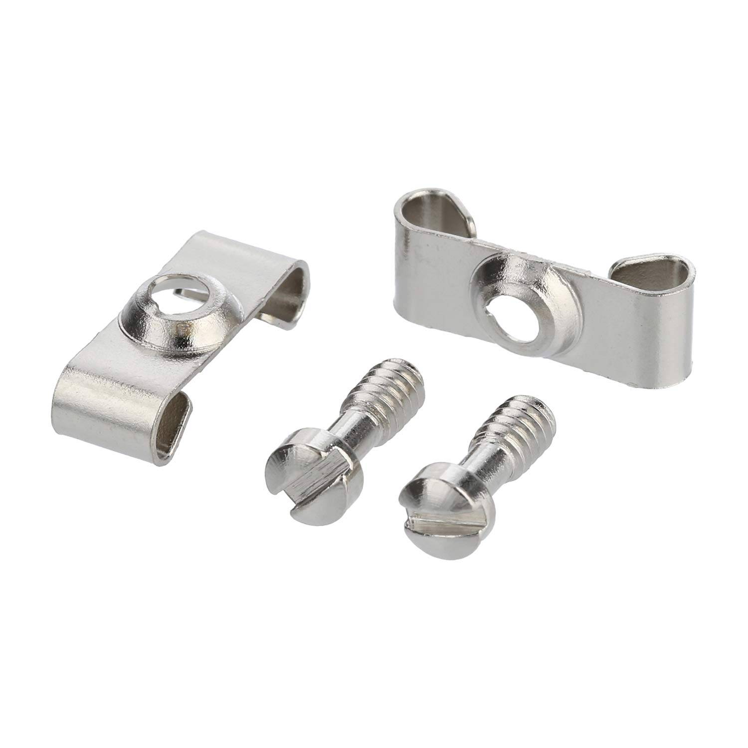 Metallclip mit zwei Schrauben, entwickelt zum Befestigen von kleinen Objekten oder Drähten. Clips und Schrauben sind auf einem einfarbigen weißen Hintergrund angeordnet.