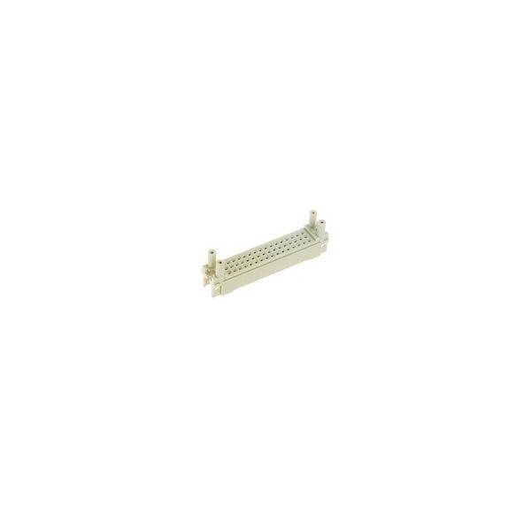 Kleiner beigefarbener rechteckiger elektronischer Stecker oder Anschlussklemme mit Reihen von Stiftlöchern auf weißem Hintergrund.