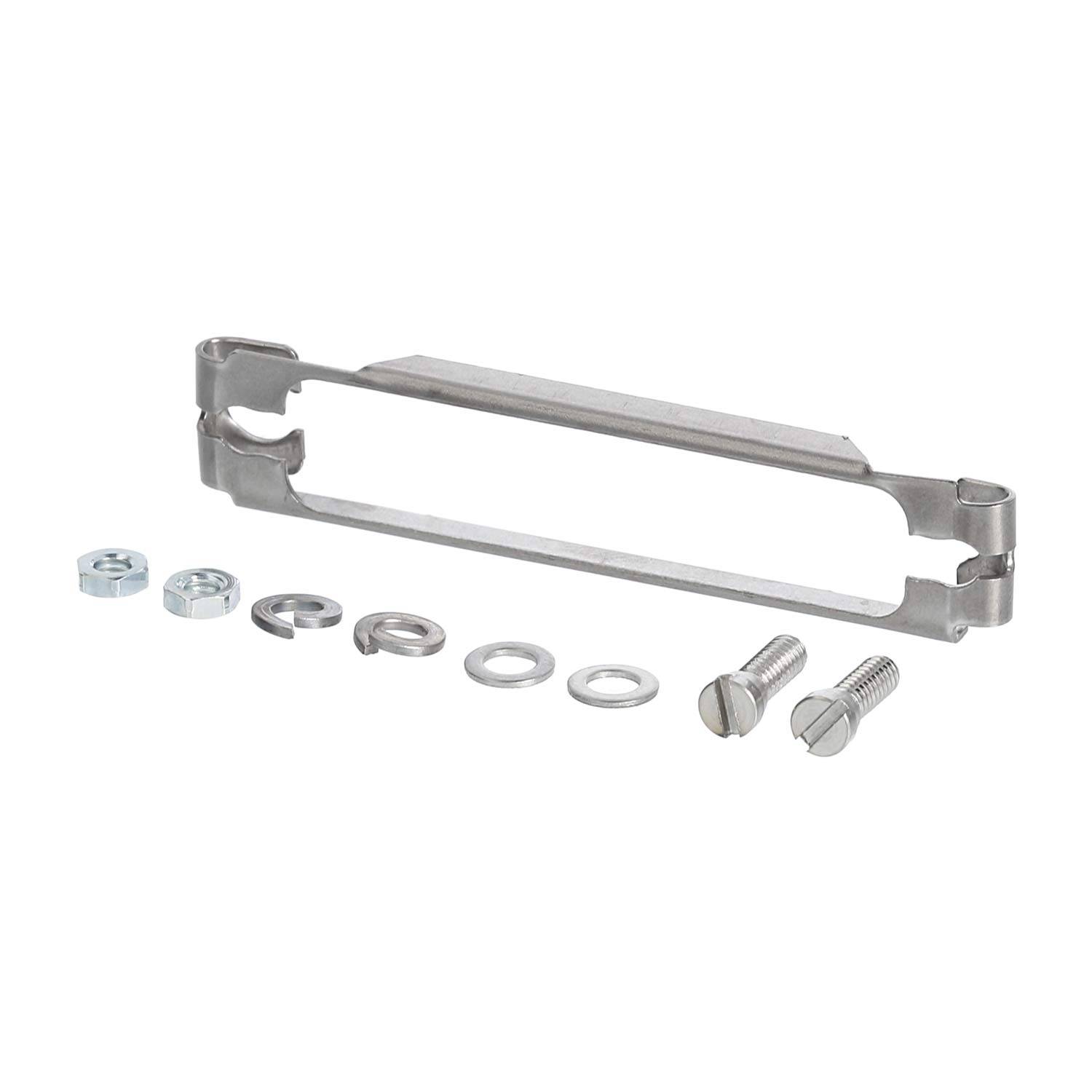 Ein Edelstahlwinkel mit Schrauben, Unterlegscheiben und Muttern, in einer Reihe angeordnet, wird zum Befestigen von Bauteilen zusammen verwendet.