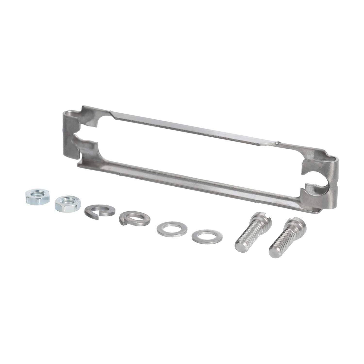 Metallwinkel mit zwei Sechskantmuttern, Unterlegscheiben und Schrauben, die in einer Reihe vor einem einfachen Hintergrund angeordnet sind.