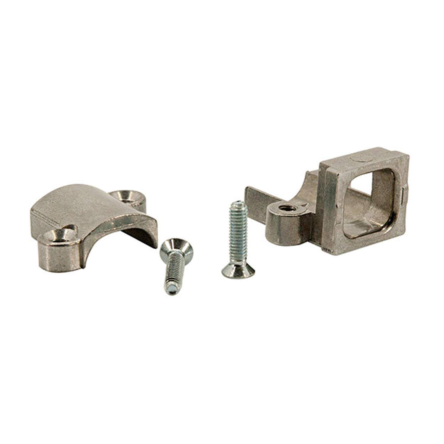 Metallische Hardwarekomponenten, einschließlich einer Halterung, einer Klemme und zwei Schrauben, angeordnet auf einem schlichten weißen Hintergrund.