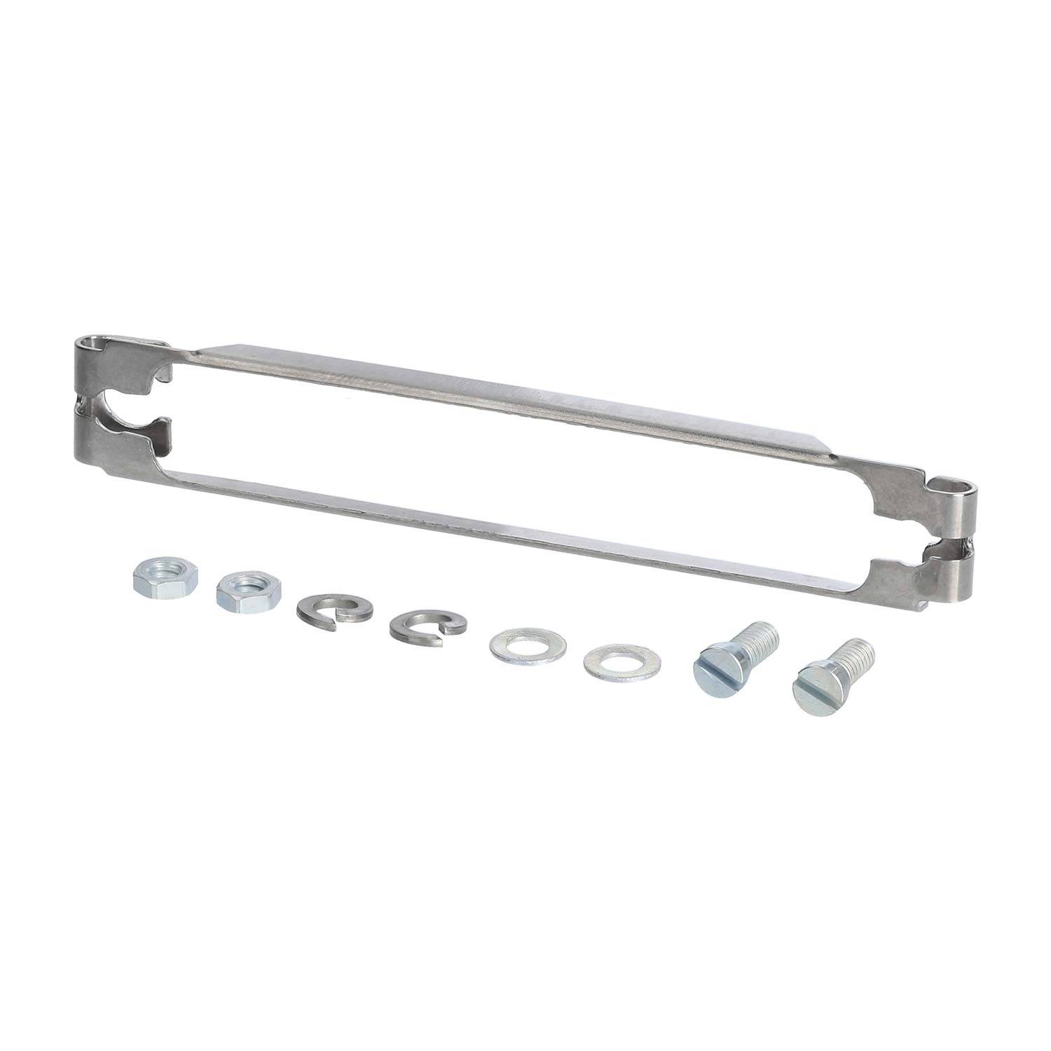 Eine Metallhalterung mit Bolzen, Muttern und Unterlegscheiben, die in einer Reihe angeordnet sind, wahrscheinlich zu Montagezwecken.