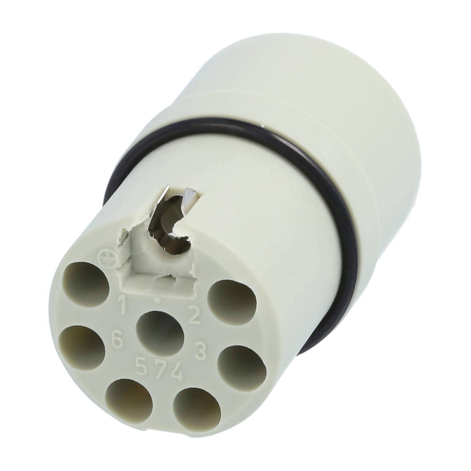 Ein weißer elektrischer Steckverbinder mit acht Anschlüssen, einer davon beschädigt. Die Nummern 1 bis 6 und 574 sind in der Nähe der Anschlüsse markiert.