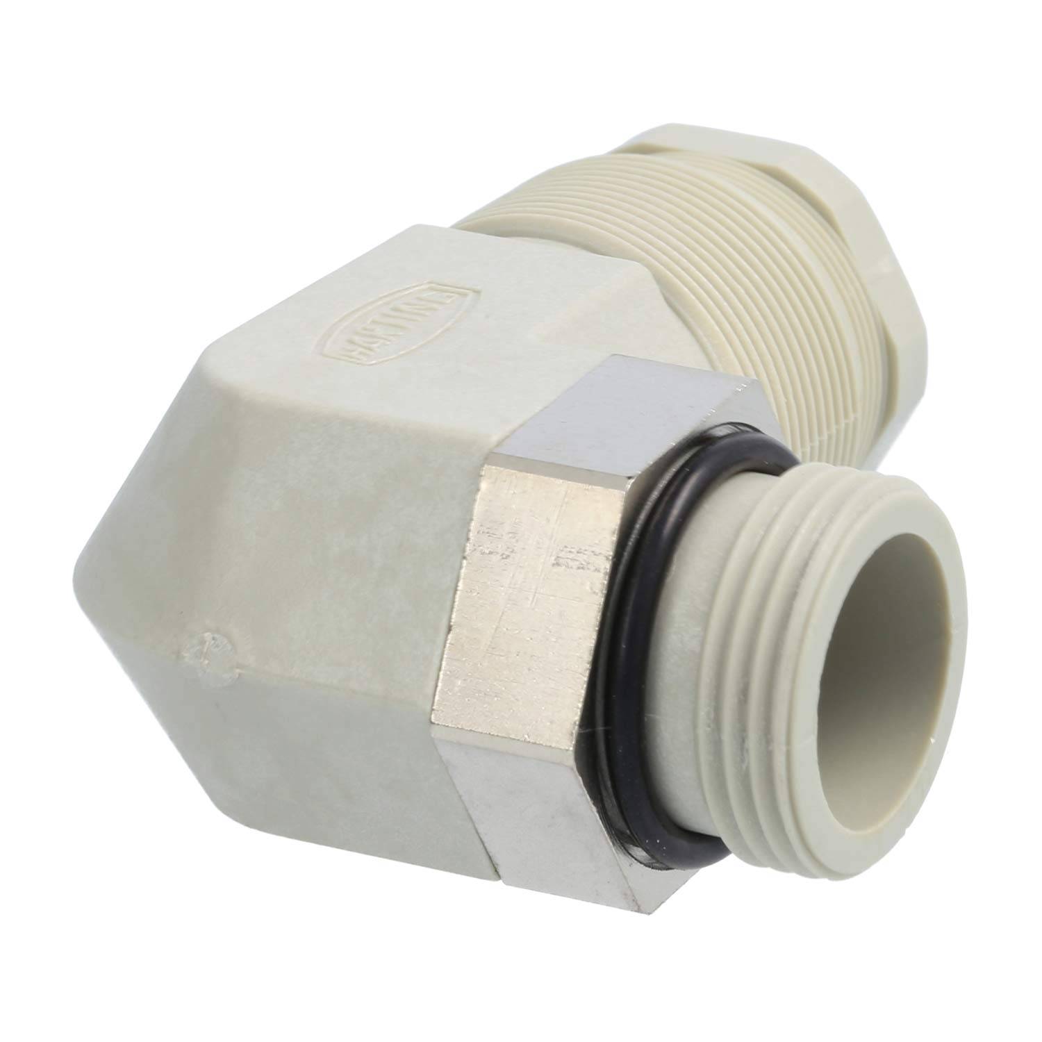 Eine graue Kabelverschraubung mit einem 90-Grad-Winkel, die ein Gewinde und einen Dichtungsring zeigt, verwendet zum Befestigen und Abdichten von Kabeln.