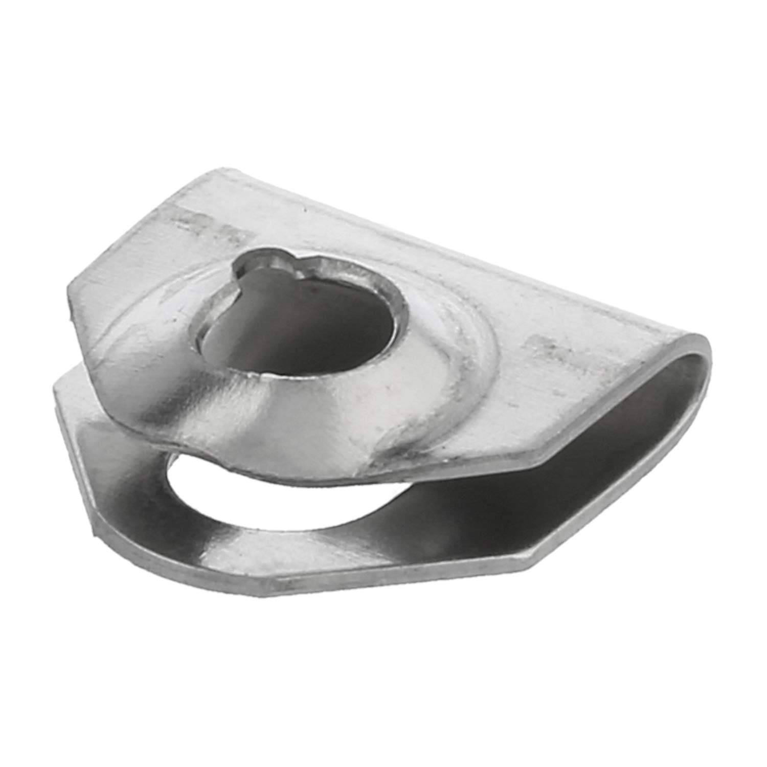 Metallclip mit einer kreisförmigen Öffnung, verwendet zum Befestigen von Komponenten.