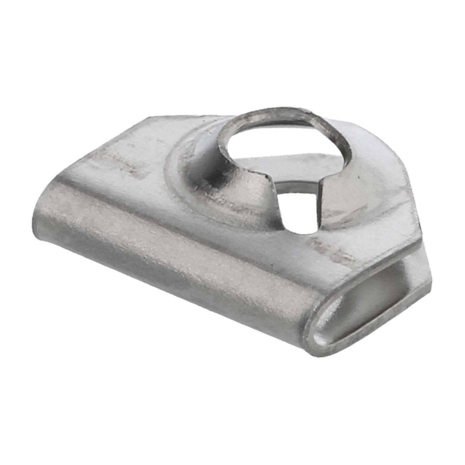 Eine kleine, gewinkelte Metallklammer mit einer kreisförmigen Öffnung und einem rechteckigen Schlitz, die typischerweise zum Sichern oder Befestigen von Gegenständen verwendet wird.