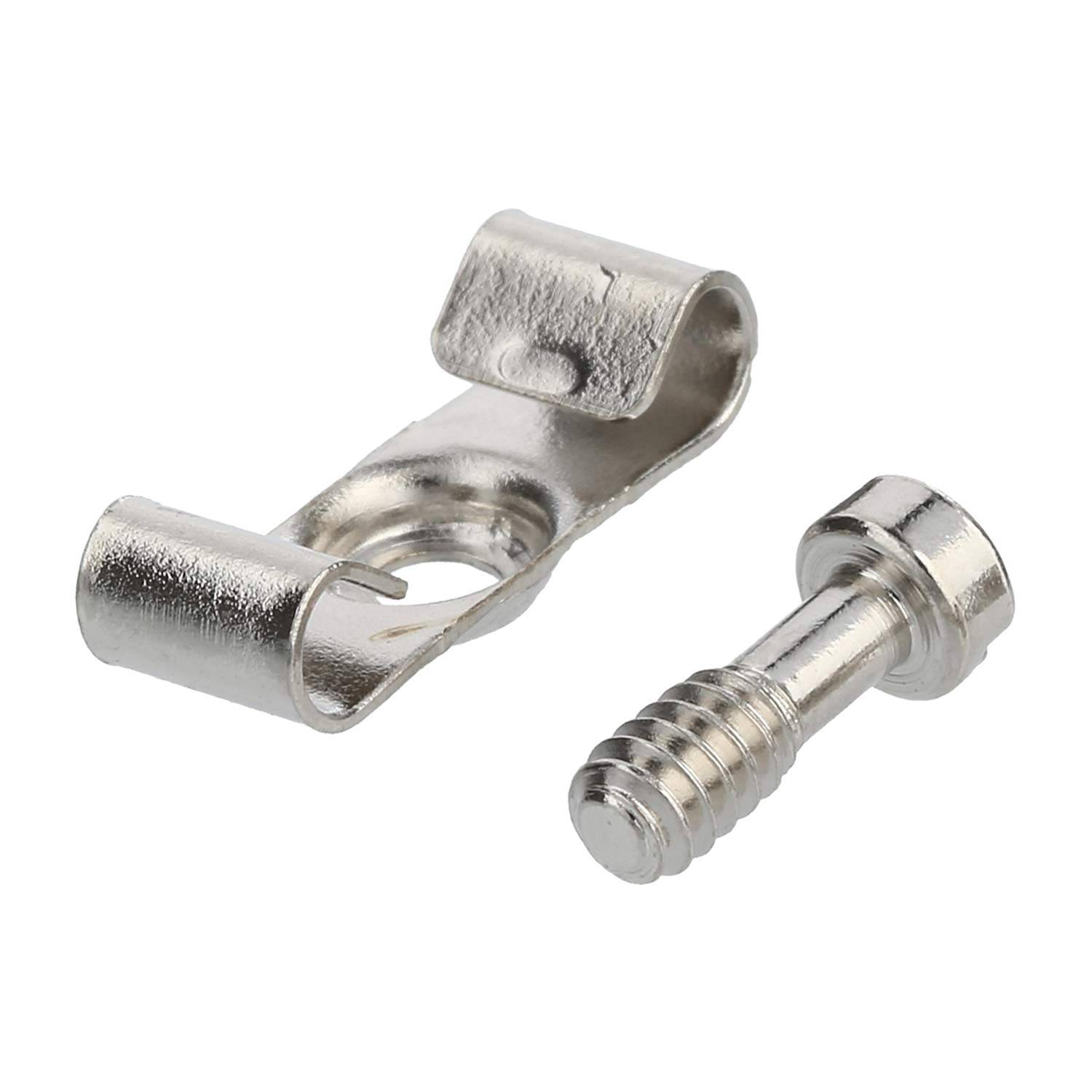 Eine Metallschraube und ein C-Clip, wahrscheinlich zum Befestigen oder Sichern von Komponenten verwendet, vor einem einfarbigen weißen Hintergrund.