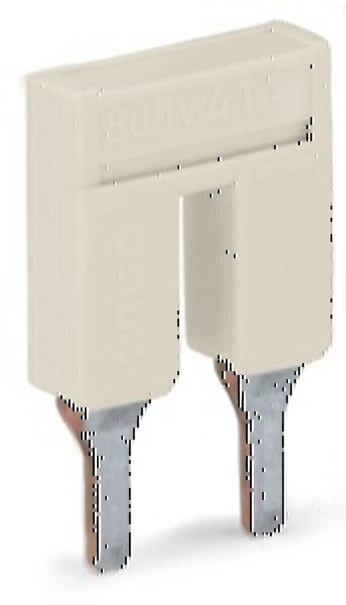 Eine Nahaufnahme eines Zweiblatten-Elektrosteckers mit einer beigen Gehäuse, die zwei parallele Metallstifte zum Anschluss an eine Steckdose zeigt.