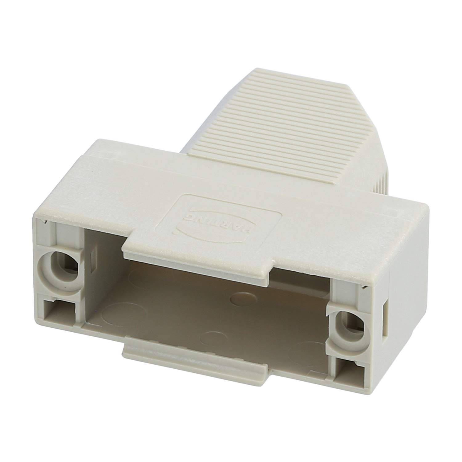 Ein beigefarbener RJ45-Koppler zum Verbinden von zwei Ethernet-Kabeln mit Anschlüssen an beiden Enden und einer gerippten Außenseite für besseren Halt.