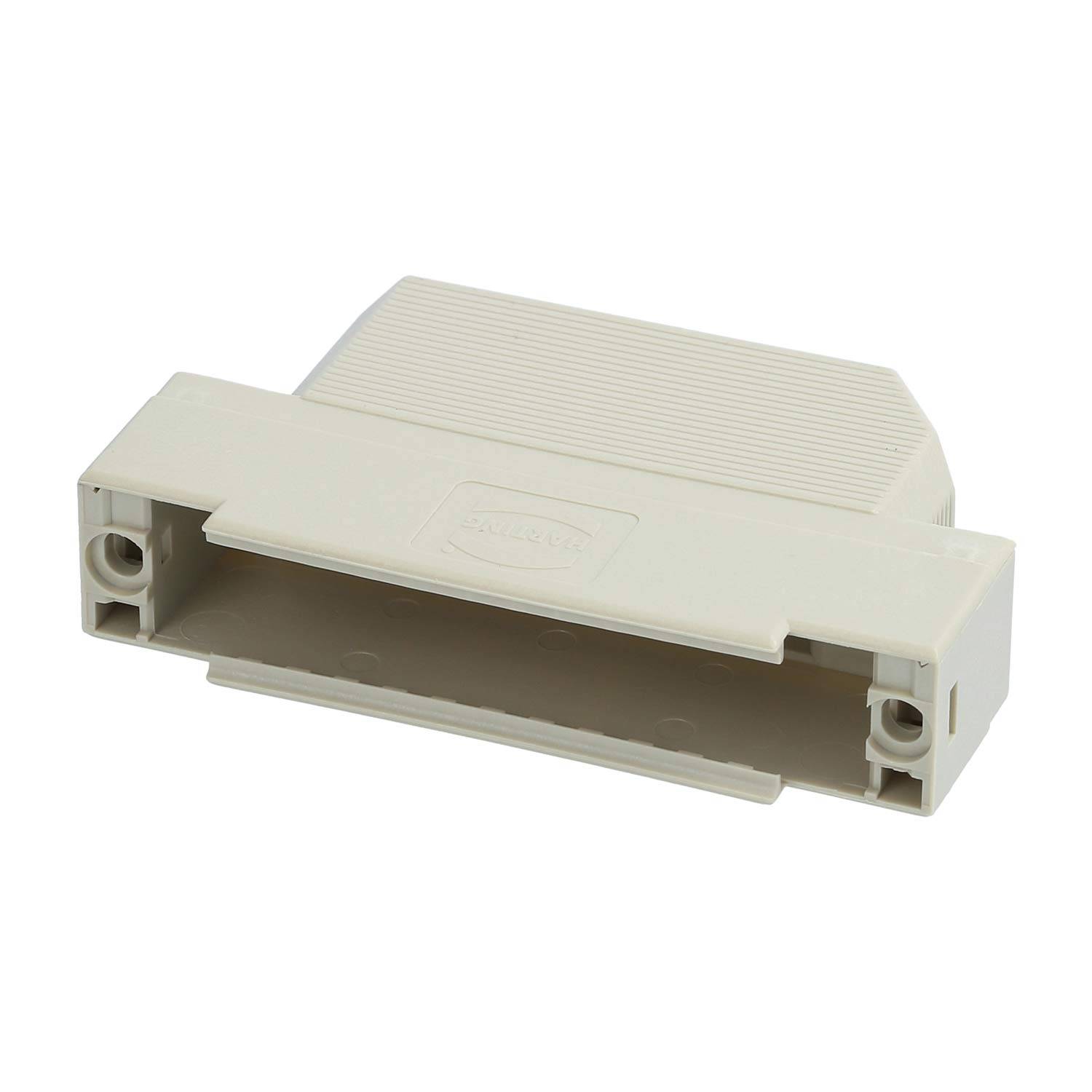 Eine beige Kunststoff-Abzweigdose mit rechteckiger Form und zwei Schraubenlöchern auf jeder Seite, entwickelt zur Gehäusung von elektrischen Verbindungen.