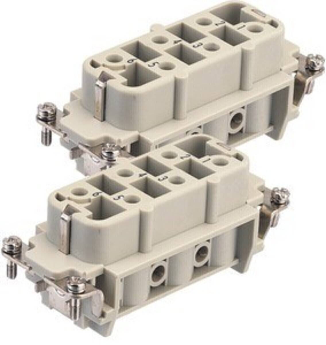 Zwei Reihen grauer elektrischer Klemmenblöcke mit nummerierten Schlitzen, die zum Befestigen und Sichern von Kabeln in elektrischen Schaltkreisen verwendet werden.