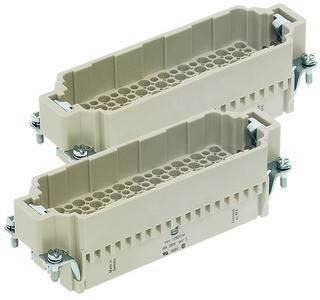 Zwei rechteckige elektrische Steckverbinder mit mehreren kreisförmigen Schlitzen, die mit Metallverriegelungen an den Seiten gesichert und parallel zueinander positioniert sind.