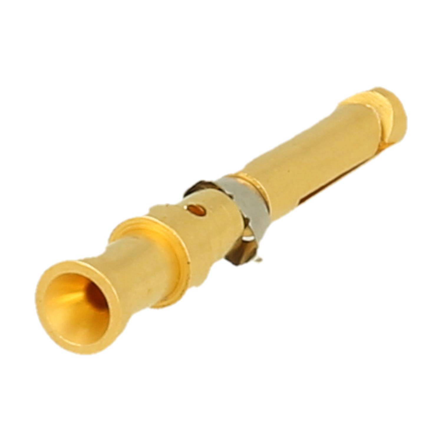 „Eine goldfarbene Pfeife mit einem kleinen Ring, der daran befestigt ist, vor einem einfachen weißen Hintergrund.