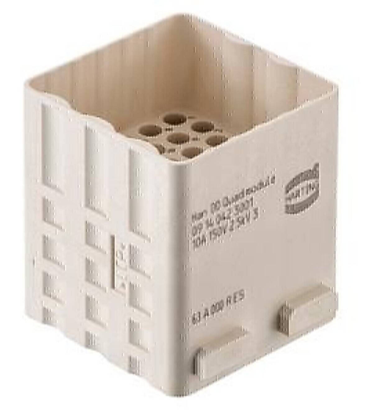 Beige quadratisches industrielles Elektrostecker-Gehäuse mit mehreren Stiftlöchern und seitlichen Verschlüssen, dargestellt auf weißem Hintergrund.