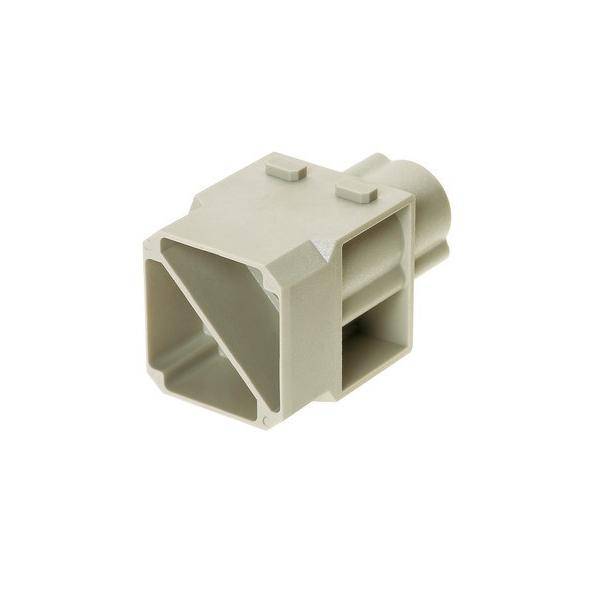 Eine beige Kunststoffkomponente mit einem hohlen, rechteckigen Körper und einem zylindrischen Ende, konzipiert für mechanische oder elektronische Montagezwecke.